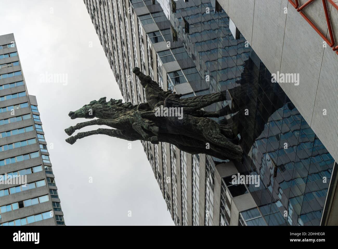 Escultura urbana surrealista al lado del edificio moderno de la ciudad China Foto de stock
