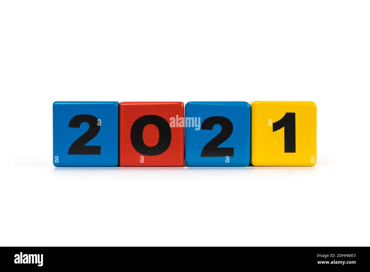 Año 2021 con bloques de número de juguete aislados en blanco antecedentes Foto de stock
