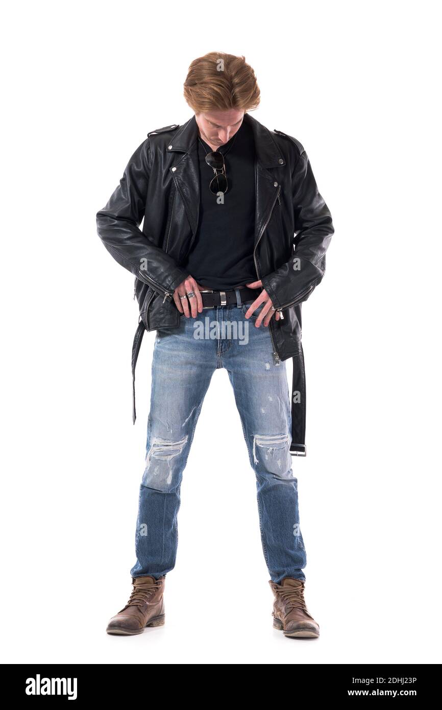 Vista frontal elegante rockero vestirse con cinturón negro jeans denim. Cuerpo entero aislado sobre fondo blanco Fotografía de stock - Alamy