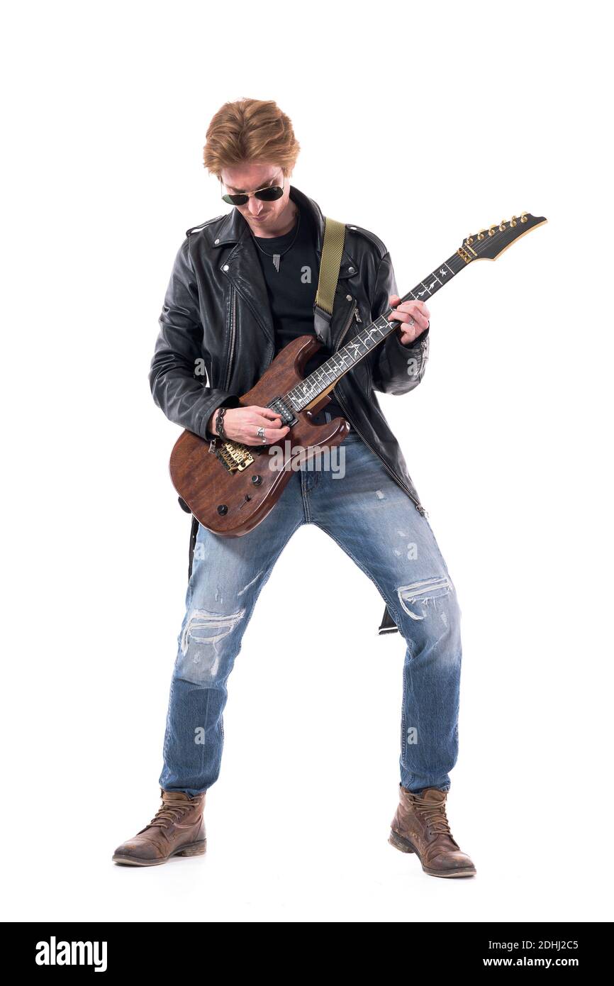 Macho joven con estilo músico de rock tocando solo de guitarra eléctrica  mirando hacia abajo. Cuerpo entero aislado sobre fondo blanco Fotografía de  stock - Alamy