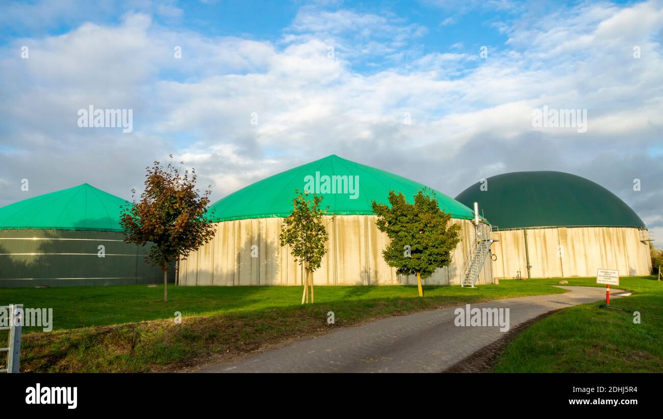 Fábrica de biogás en el campo en Alemania Foto de stock