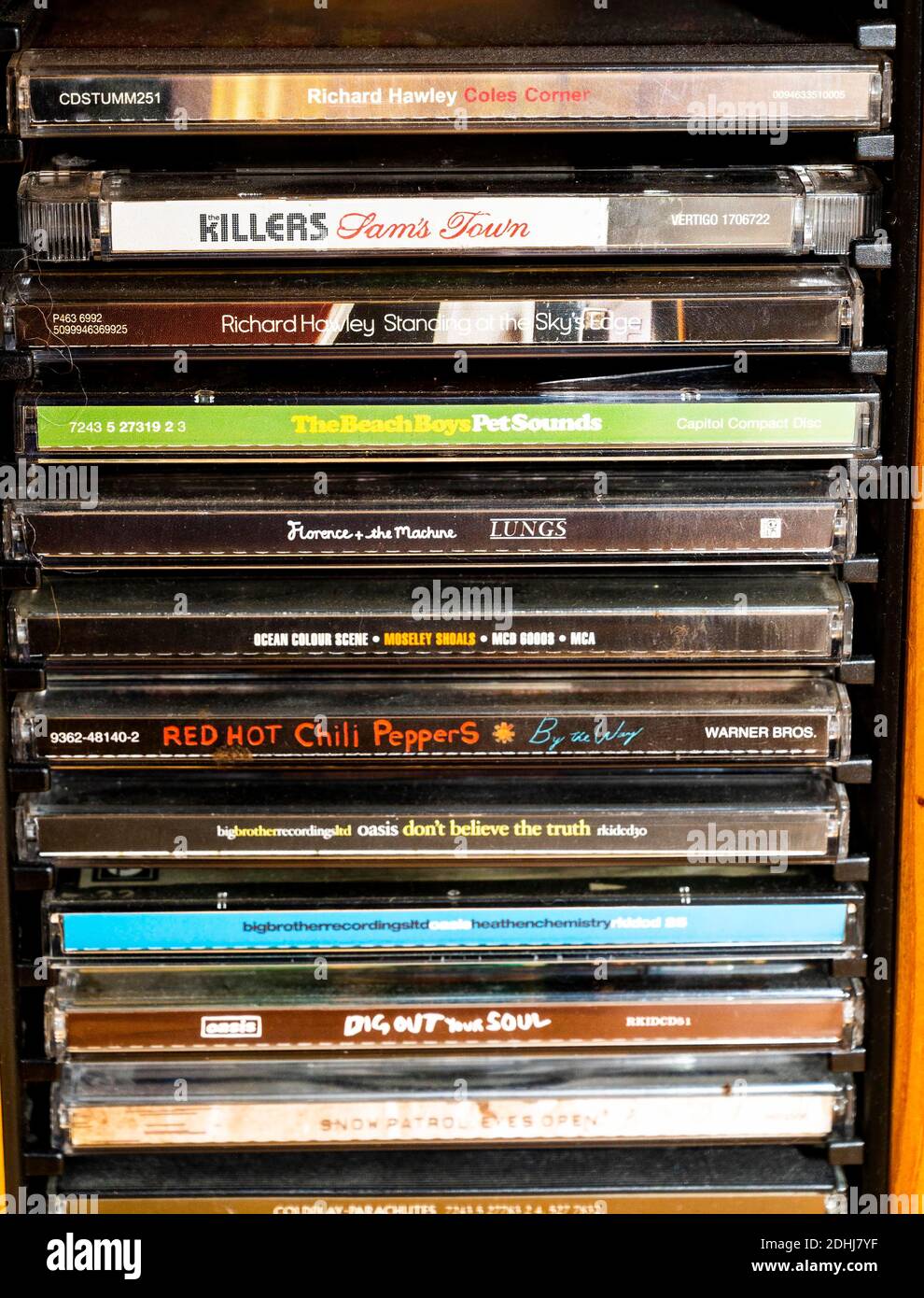 Música ecléctica CD compacto colección en rack Reino Unido Foto de stock