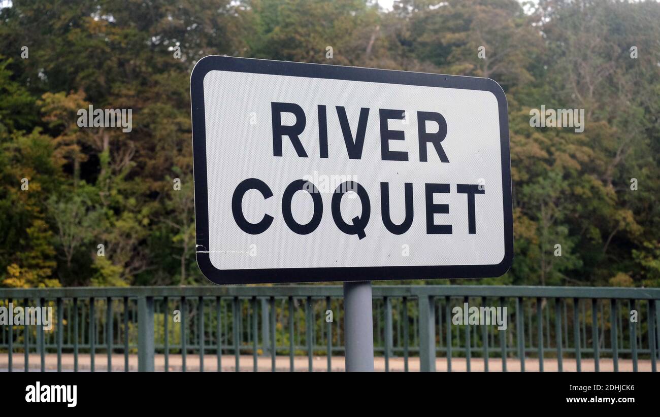 Firma para el Coquet en Warkworth.Sábado 3 de octubre de 2020. Foto de stock