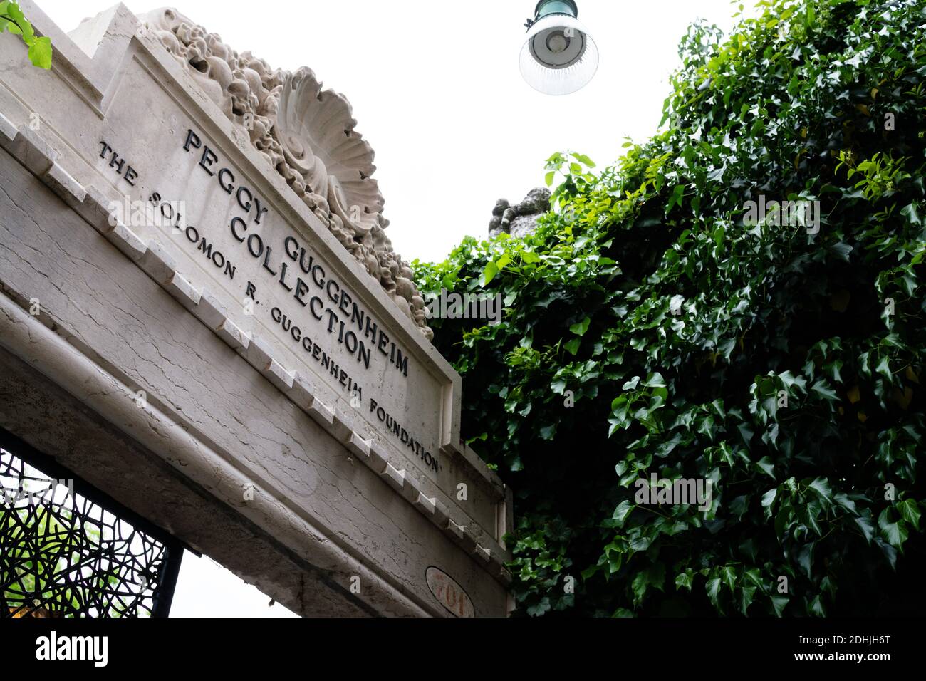 VENECIA, ITALIA - 07 de diciembre de 2017: Día nublado ángulo bajo de la entrada de Peggy Gugenheim, Italia, Venecia Foto de stock