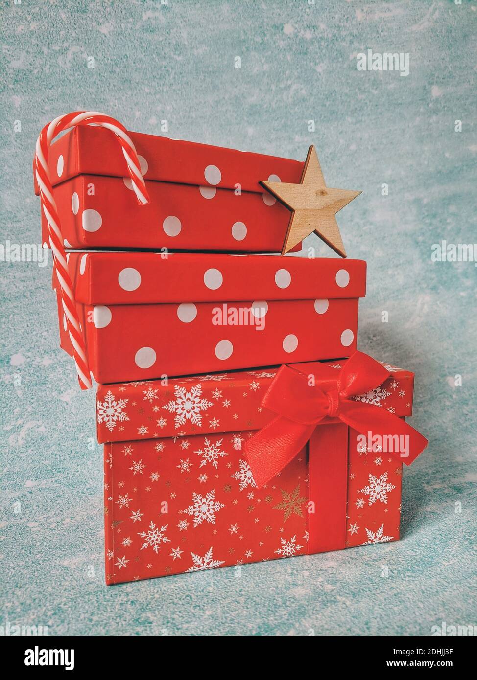 Fondo de Navidad de cajas de regalo rojas, dulces y otras decoraciones  festivas. Plano, vista superior. Ideas para regalos de año Nuevo Fotografía  de stock - Alamy