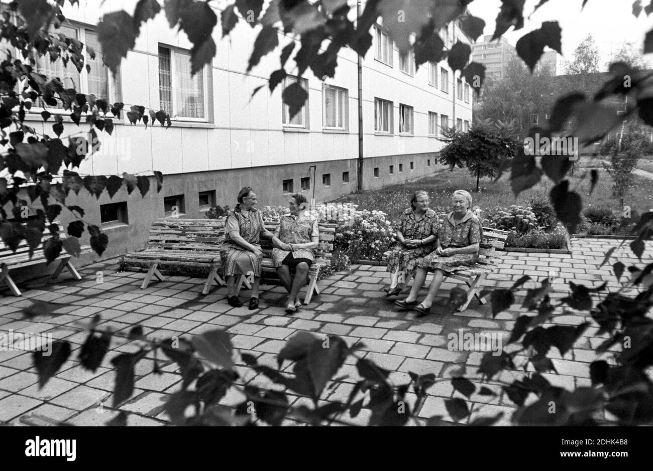 30 de noviembre de 1983, Sajonia, Eilenburg: Las mujeres mayores de los delantales de Dederon se sentaron frente a una casa en Eilenburg a mediados de los años ochenta. No se conoce la fecha exacta de admisión. Foto: Volkmar Heinz/dpa-Zentralbild/ZB Foto de stock