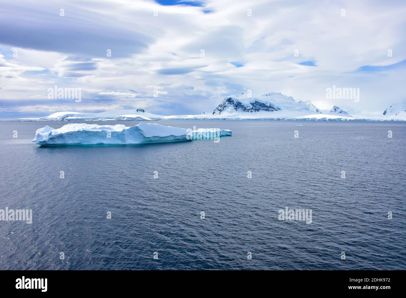 Un hermoso iceberg azul flotando en la Antártida. Foto de stock