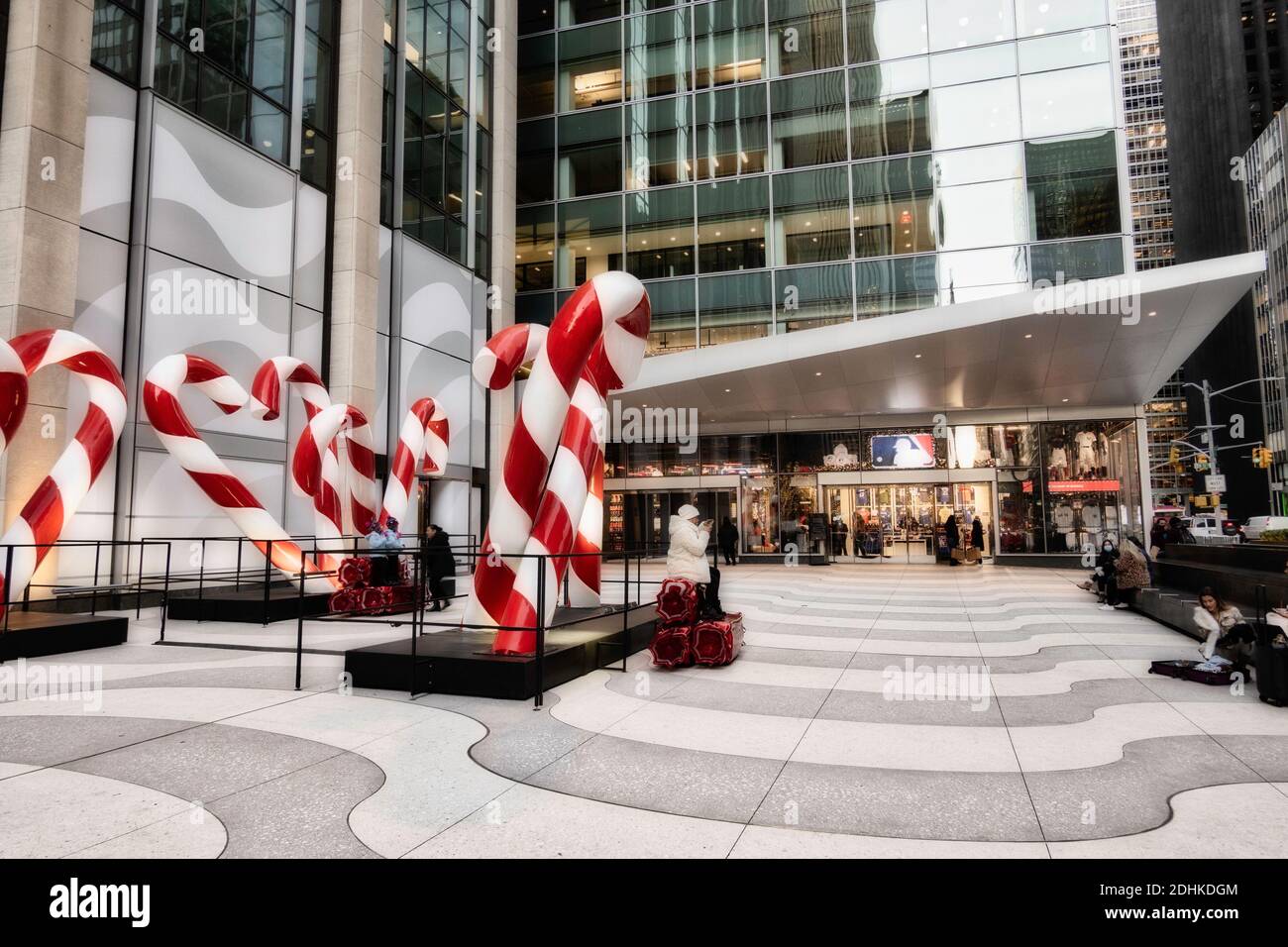 Los bastones de caramelo gigantes cubierta la plaza en frente de la tienda insignia de MLB NYC, Nueva York, EE.UU.. Foto de stock