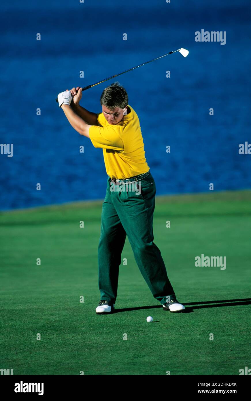 Simon Holmes, entrenador profesional de golf para los jugadores de gira, demostrando la técnica de backswing. Miami, Florida, EE.UU. Foto de stock