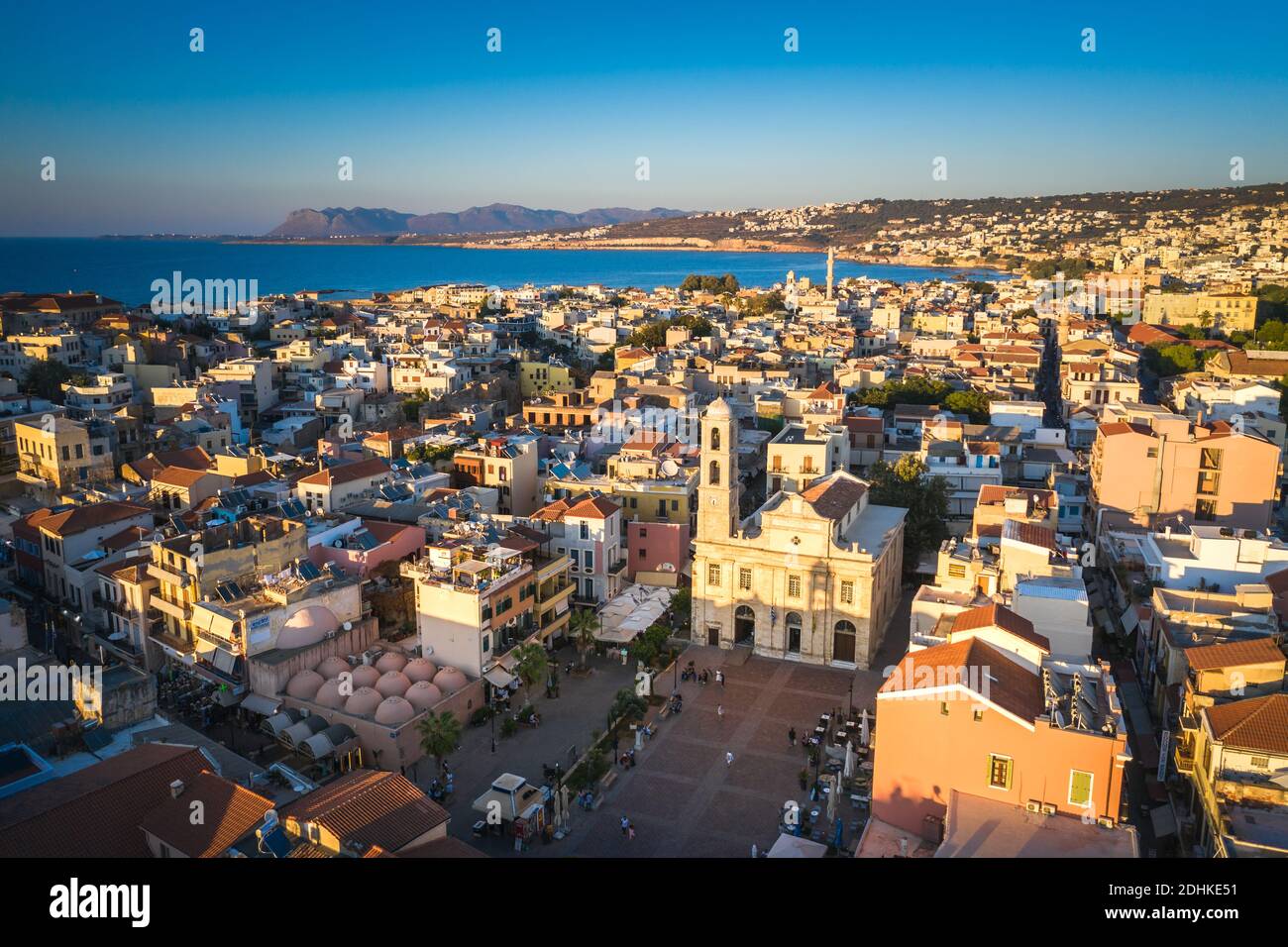Vista aérea panorámica desde arriba de la ciudad de Chania, en la isla de Creta, Grecia. Monumentos de Grecia, hermosa ciudad veneciana Chania en la isla de Creta. Cha Foto de stock