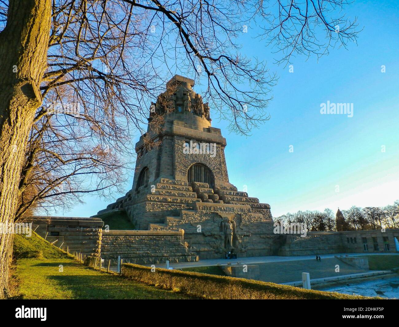 Una vista del Monumento a la Batalla de las Naciones En Leipzig bajo un cielo despejado Foto de stock