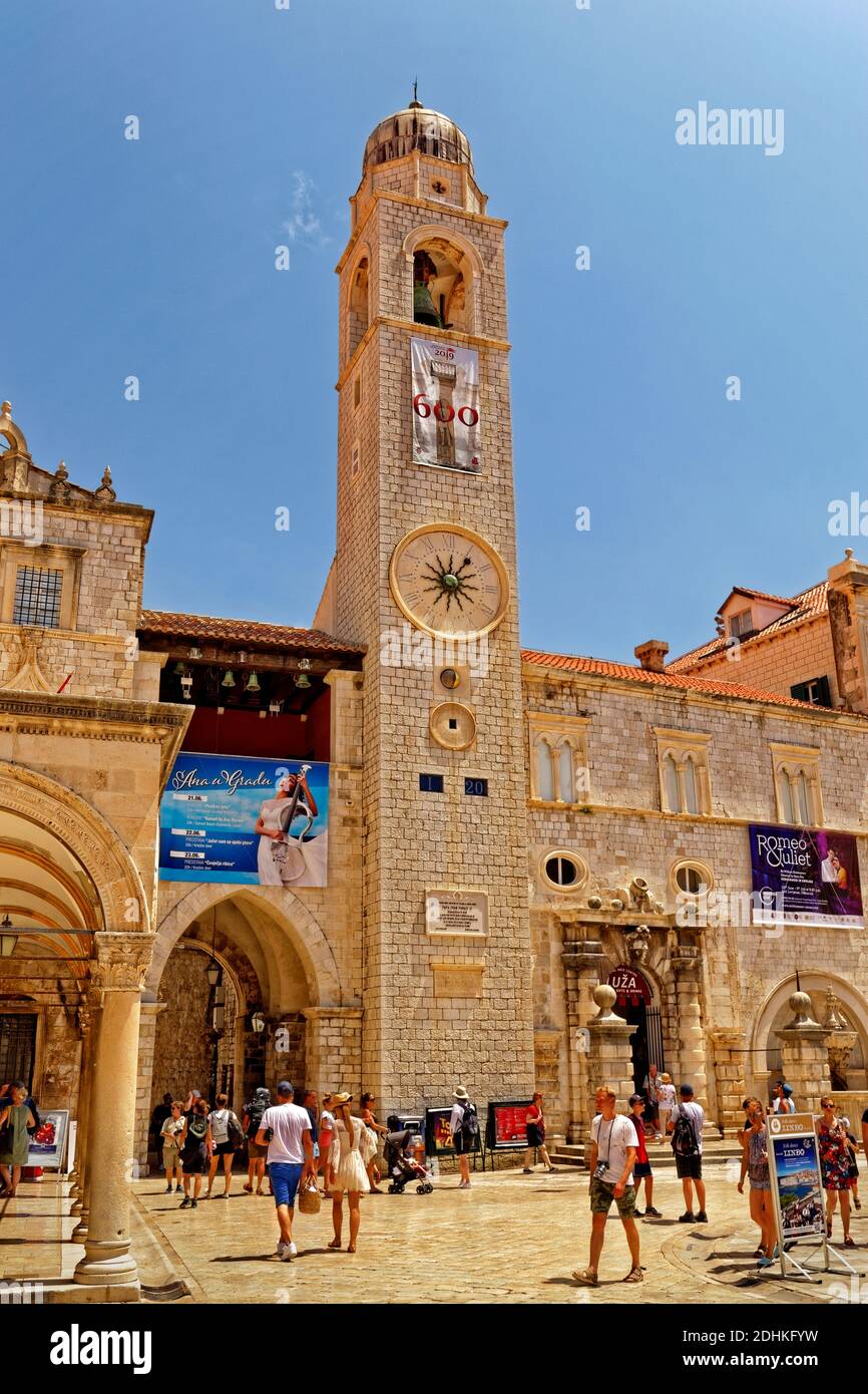 Recreación infancia Ocultación La torre del reloj y campanario en el casco antiguo de Dubrovnik en la  costa de Croacia, Dalamatian Adriático Fotografía de stock - Alamy
