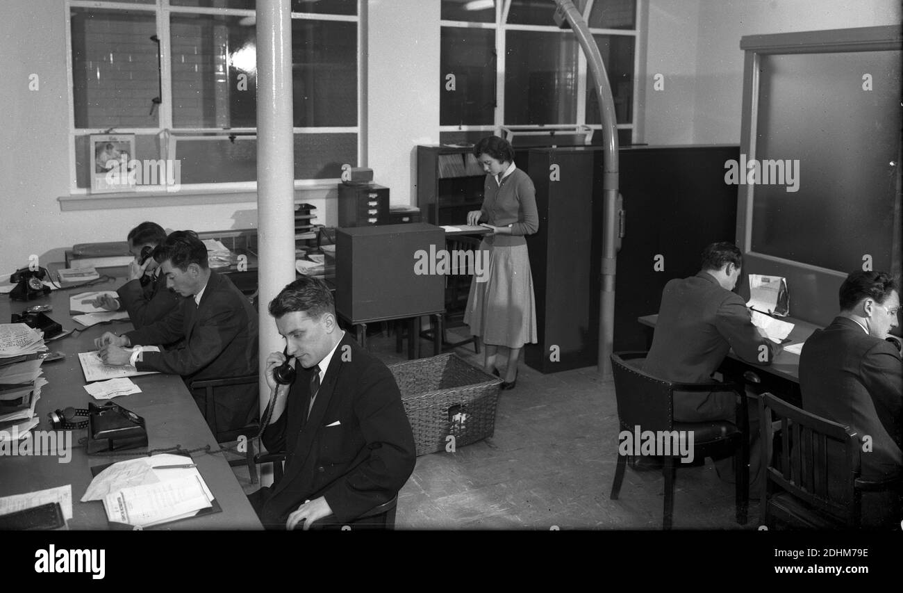 Representantes de publicidad de la oficina de periódicos Express & Star en Queen Street Wolverhampton West Midlands 1957 Foto de stock