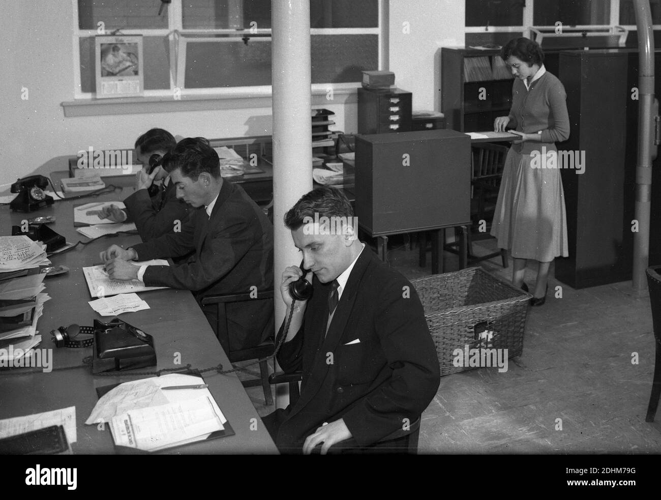Representantes de publicidad de la oficina de periódicos Express & Star en Queen Street Wolverhampton West Midlands 1957 Foto de stock