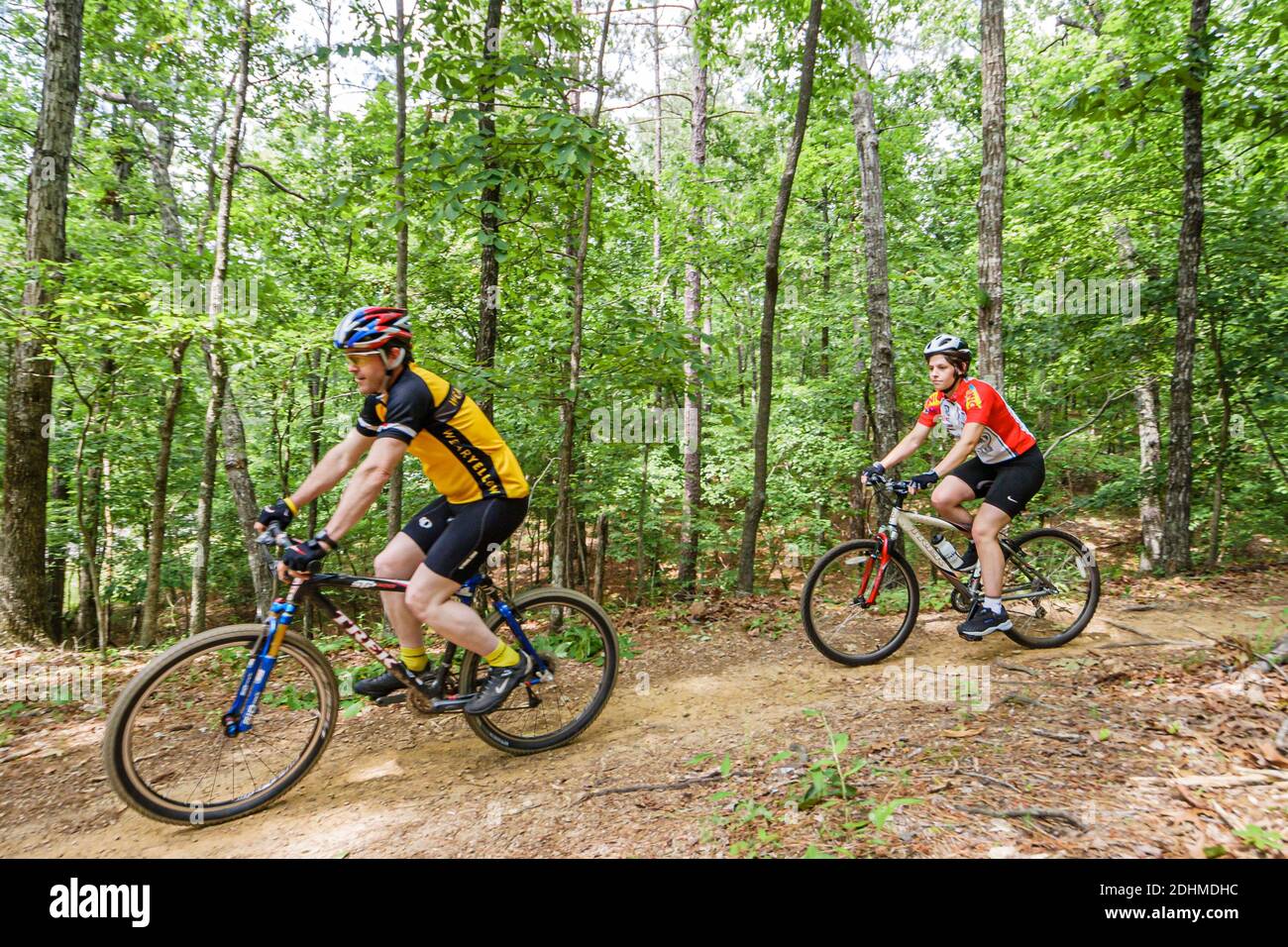 Birmingham Alabama, Oak Mountain State Park, camino de bicicleta de montaña hombre mujer mujer pareja montar bicicletas, Foto de stock
