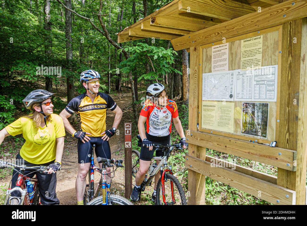 Birmingham Alabama, Oak Mountain State Park, camino de bicicleta de montaña hombre mujer mujer pareja montar bicicletas, buscando leer quiosco de información, Foto de stock