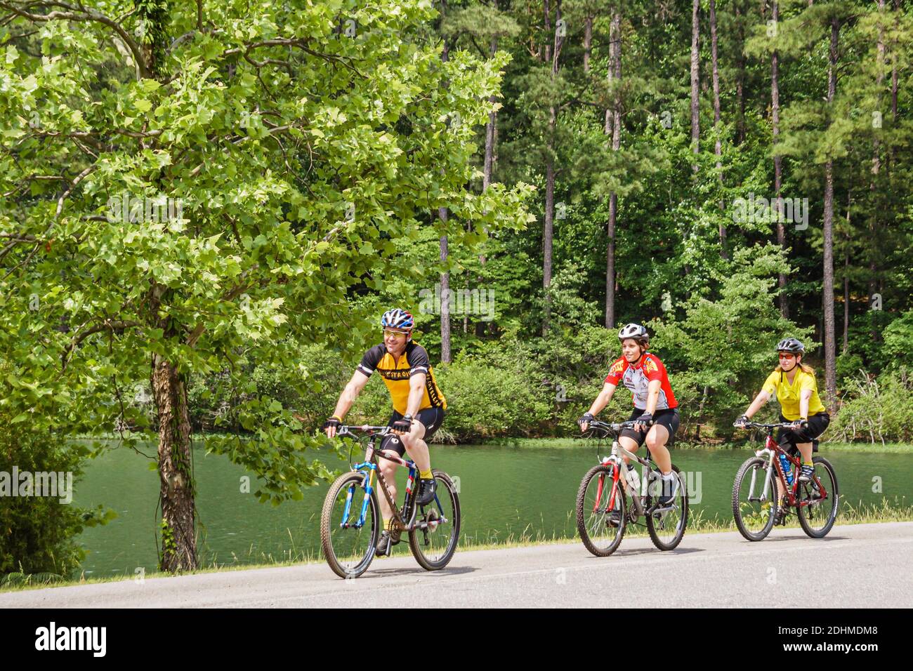 Birmingham Alabama, Oak Mountain State Park, camino de bicicleta de montaña hombre mujer mujer mujeres montando bicicletas, Foto de stock
