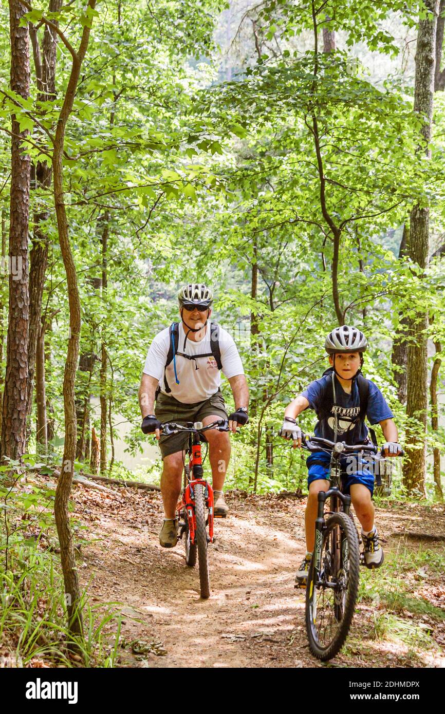 Birmingham Alabama, Oak Mountain State Park, sendero de bicicleta de montaña hombre padre niño hijo montar bicicletas, Foto de stock