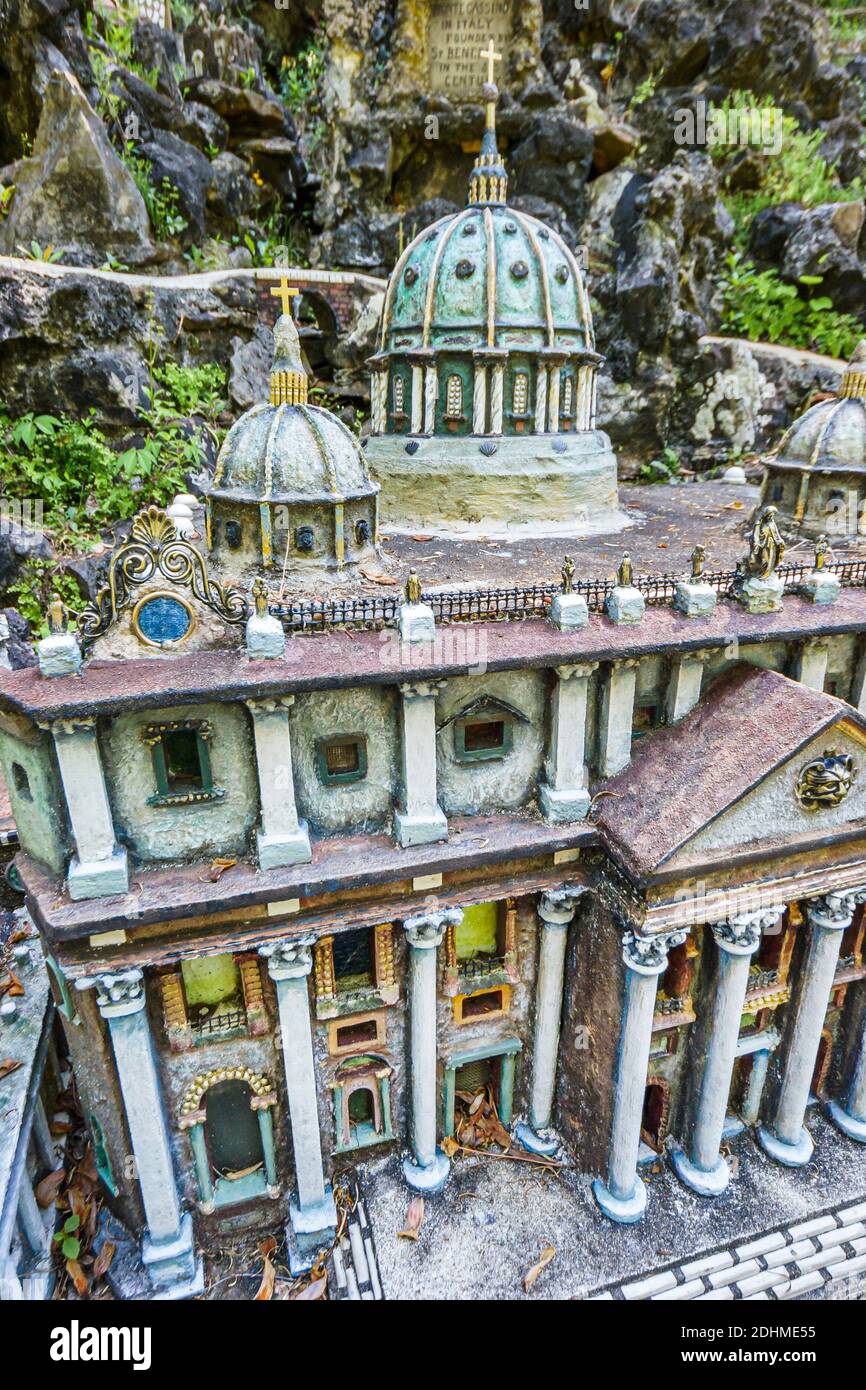 Alabama Cullman San Bernardo Abbey Ave Marie Grotto, monasterio monjes benedictinos católicos miniatura Basílica de San Pedro, Foto de stock