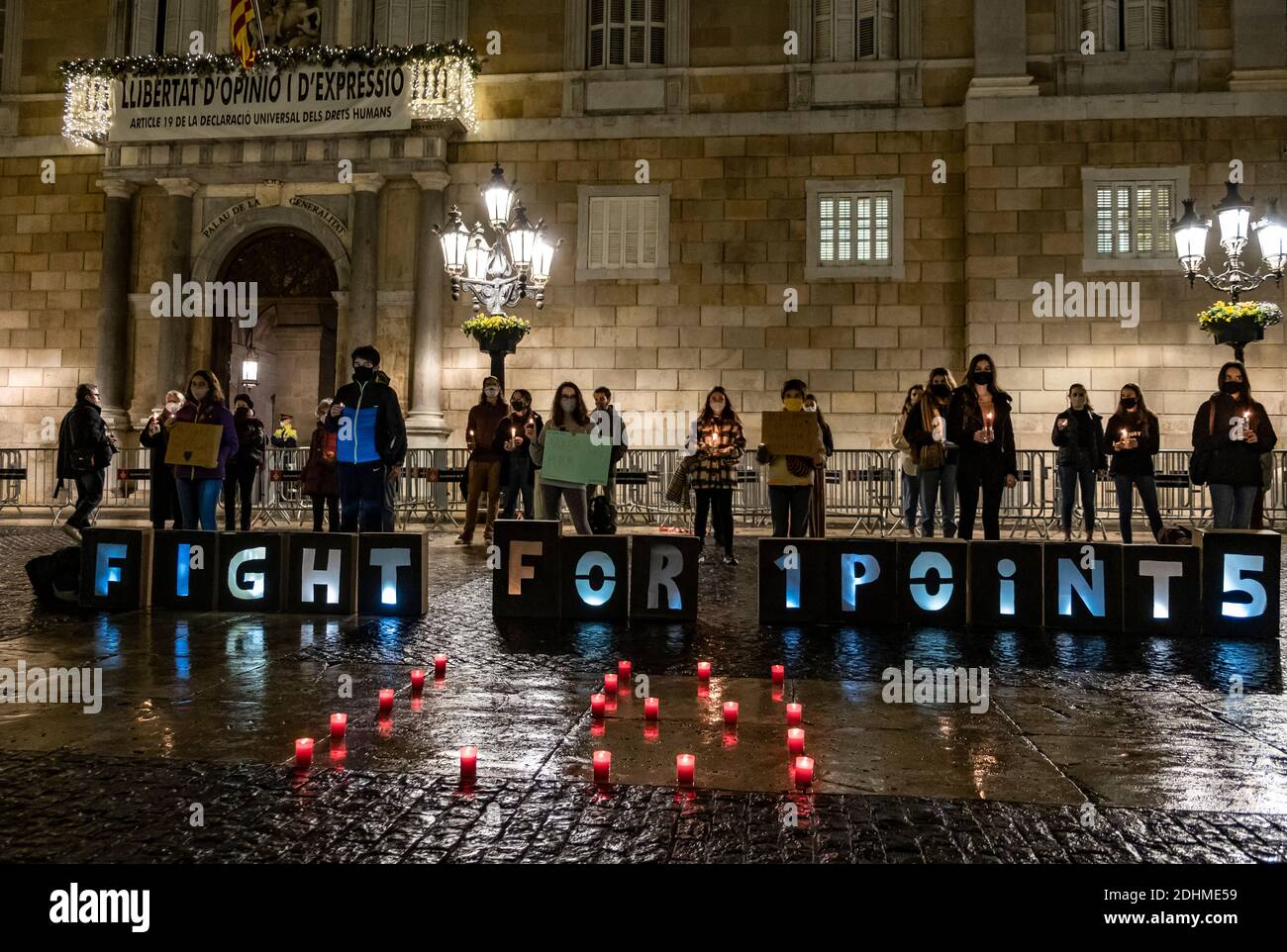 Los manifestantes que se encuentran detrás del lema luchan por 1Point5 hechos con cajas de cartón y velas encendidas durante la manifestación.bajo el lema (lucha por 1Point5) Los viernes para el futuro Barcelona se manifiestan en la Plaza de Sant Jaume para denunciar la inacción política y falsas promesas cuando se celebra el quinto aniversario de la firma del acuerdo de París sobre la limitación del aumento de la temperatura global por debajo de los 2ºC. Foto de stock