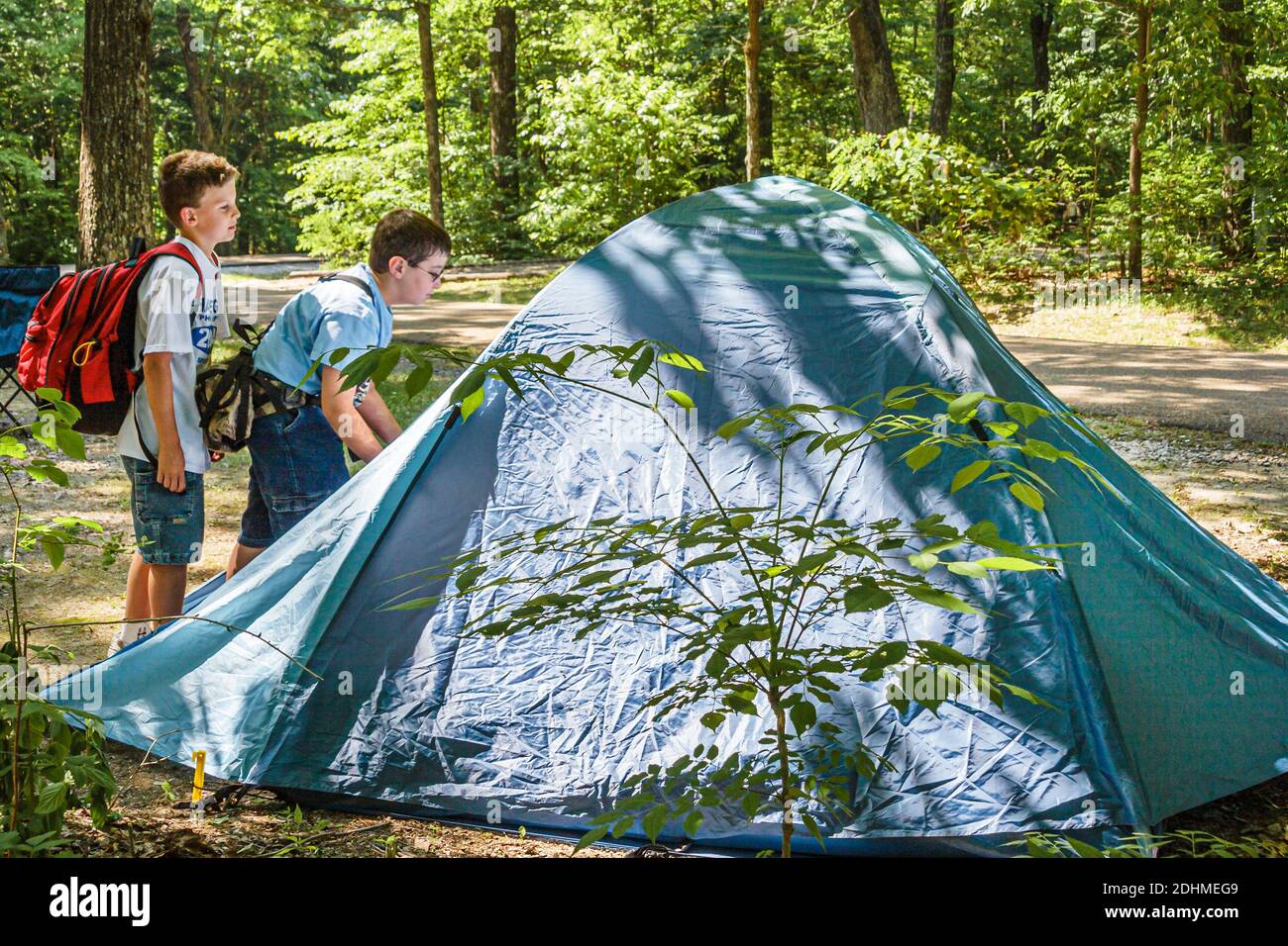 Huntsville Alabama,Monte Sano State Park,niños chicos amigos senderismo bosque sendero mochila camping tienda, Foto de stock