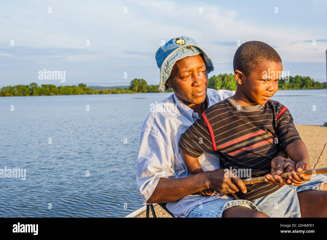 Alabama Lake Eufaula Lakepoint Resort State Park, Chattahoochee río humedal hábitat de tierras altas, niño negro abuela nieto pesca, Foto de stock
