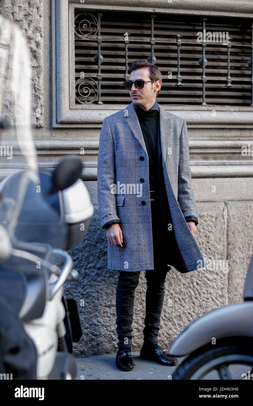 Estilo urbano, Roberto de Rosa llegando a Salvatore Ferragamo  Otoño-Invierno 2016-2017 espectáculo de ropa de hombre celebrado en la  Piazza Affari, en Milán, Italia, el 17 de enero de 2016. Foto de