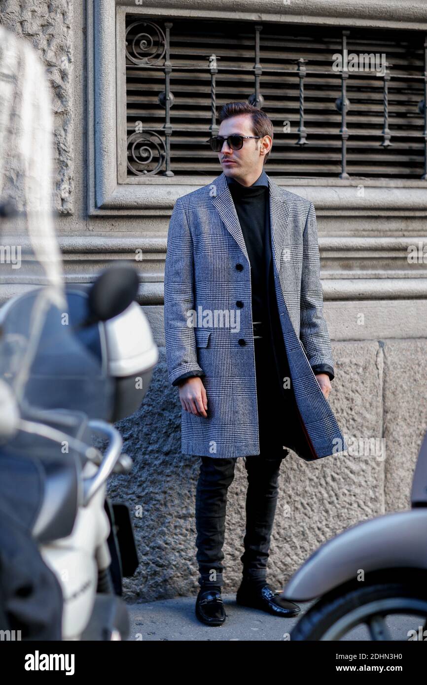 Estilo urbano, Roberto de Rosa llegando a Salvatore Ferragamo Otoño-Invierno  2016-2017 espectáculo de ropa de hombre celebrado en la Piazza Affari, en  Milán, Italia, el 17 de enero de 2016. Foto de