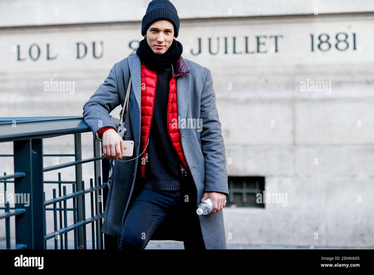 Estilo de calle, modelo Abiah Hostvedt después de Lemaire Otoño-Invierno  2016-2017 espectáculo de ropa de hombre celebrado en la Rue de l'Ecole de  Medecine en París, Francia, el 20 de enero de