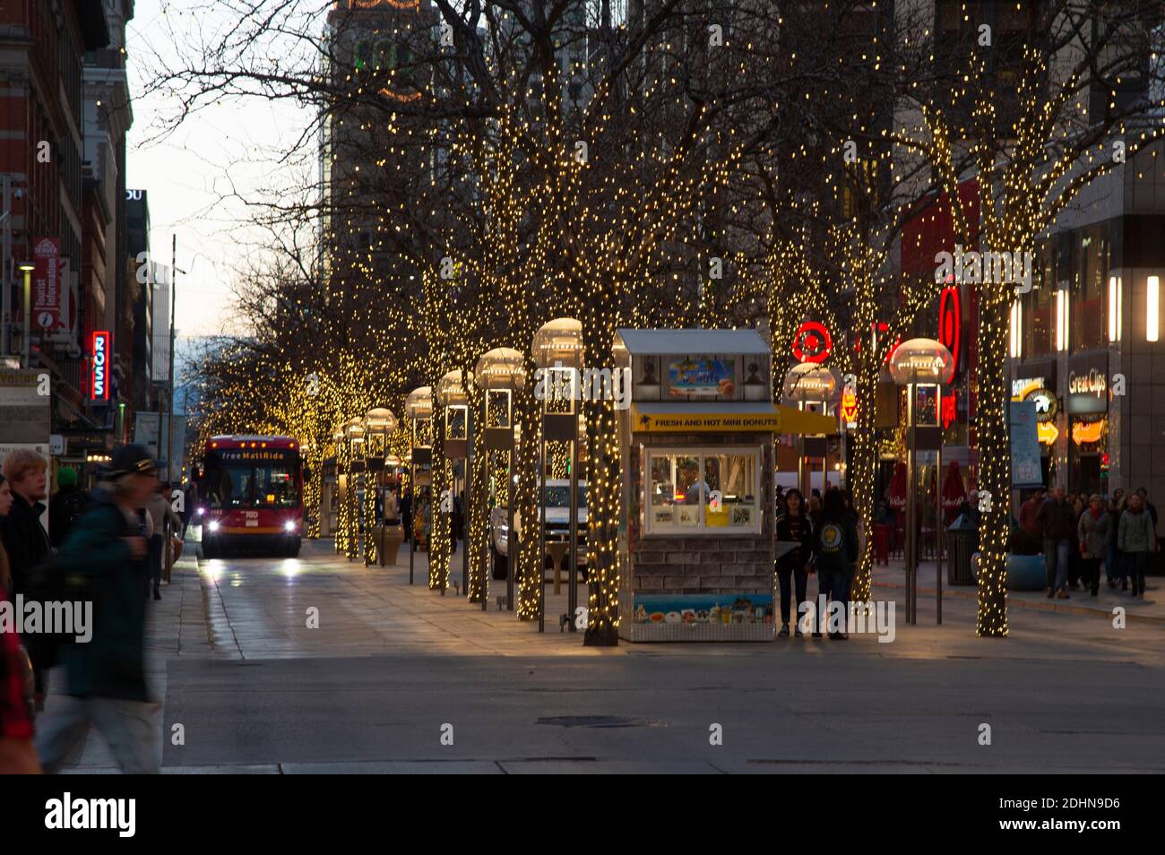 Luces de la calle del centro fotografías e imágenes de alta resolución