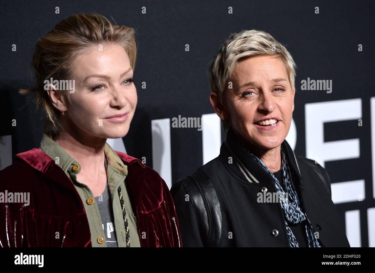 Portia de Rossi y Ellen DeGeneres asisten al espectáculo de Saint Laurent en el Hollywood Palladium el 10 de febrero de 2016 en los Angeles, CA, EE.UU. Foto de Lionel Hahn/ABACAPRESS.COM Foto de stock