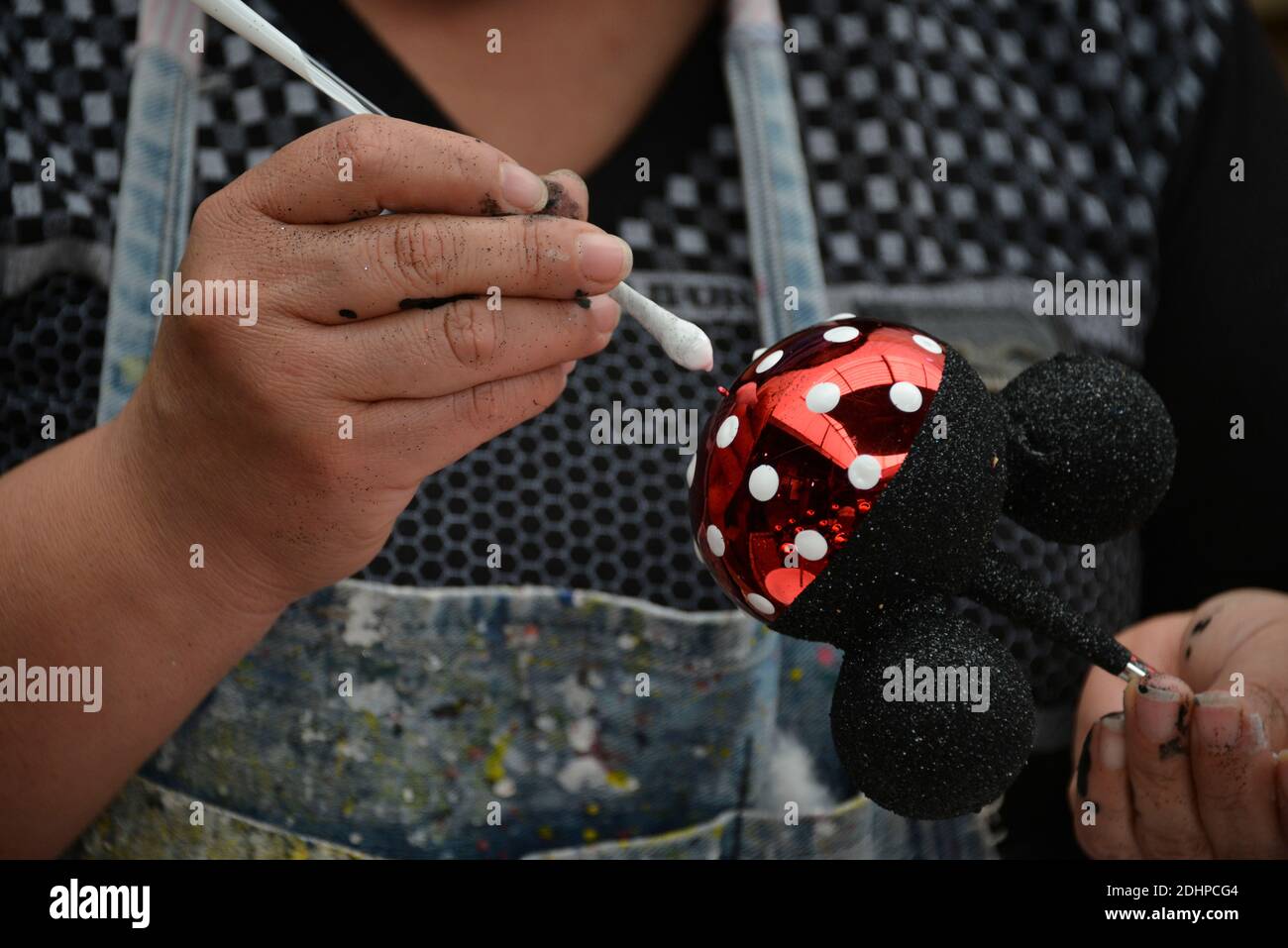 CIUDAD DE MÉXICO, MÉXICO - 9 DE DICIEMBRE de 2020: Un trabajador durante la  fabricación de esferas navideñas hechas con la técnica tradicional de  vidrio soplado para decorar los árboles de Navidad