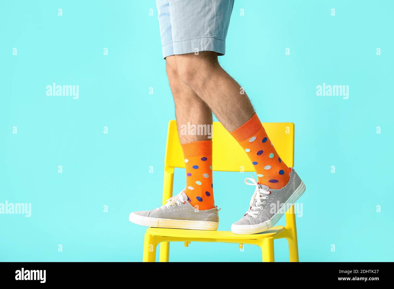 Hombre joven con zapatos elegantes y calcetines de color naranja antecedentes Foto de stock