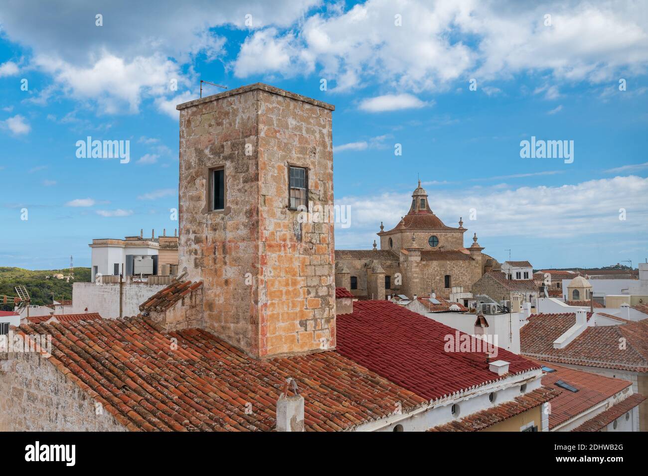 Vista aérea de la Iglesia del Carmen y los tejados de Mahón - Mahón, Menorca Foto de stock