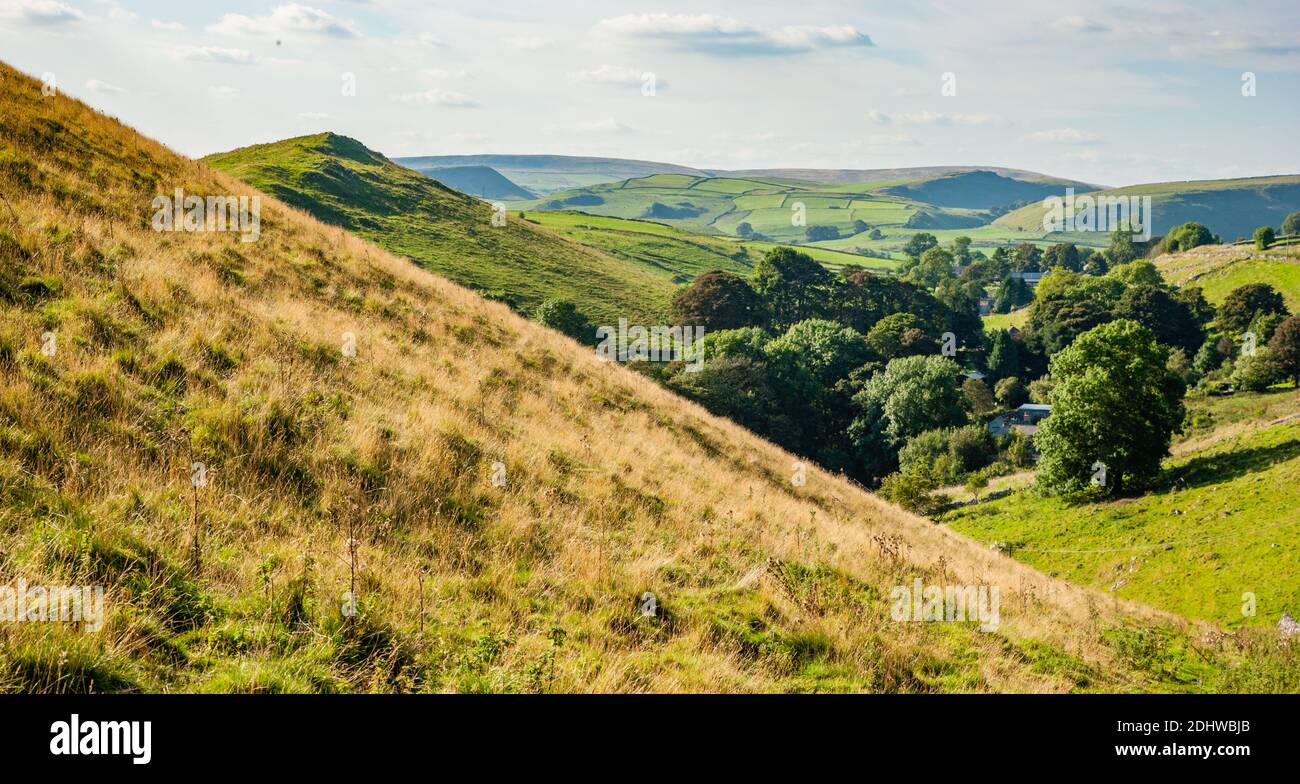 Parkhouse Hill y el Staffordshire Moorlands desde las laderas de High Wheeldon cerca de Longnor en el distrito de Derbyshire Peak, Reino Unido Foto de stock