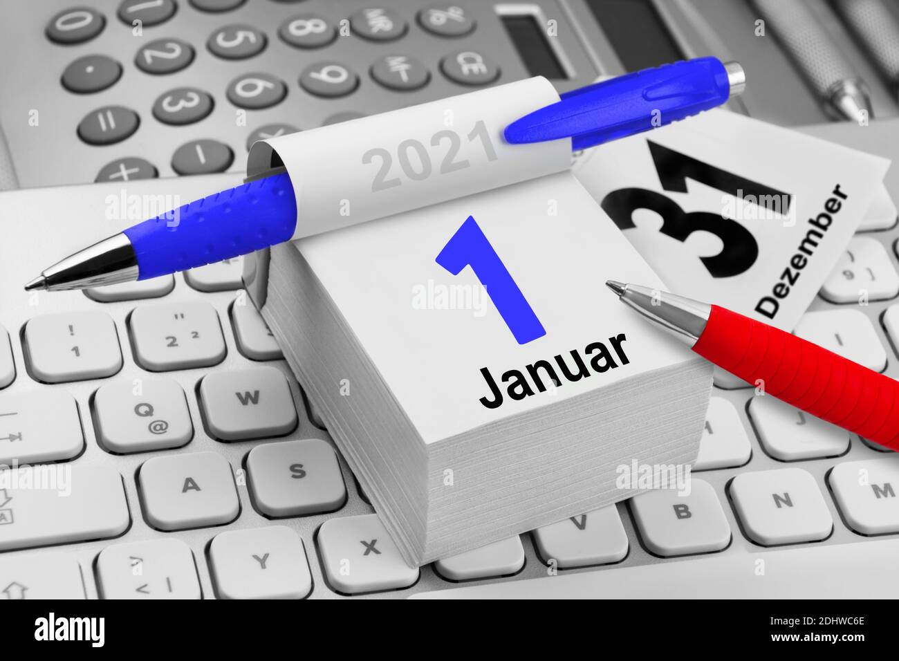 Kalender 1. Januar 2020 und 2021 mit teclado PC Foto de stock