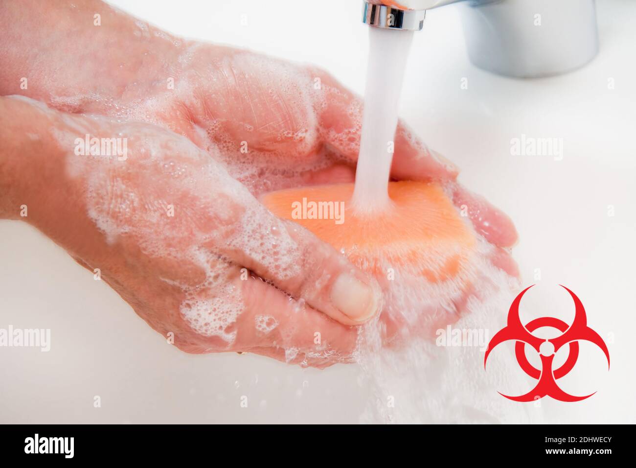 Frau waescht sich mit flieflendem Wasser und Seife die Haende. Schutz vor Infektion der neuen Grippe. Biohazrd, Coronavirus, Foto de stock