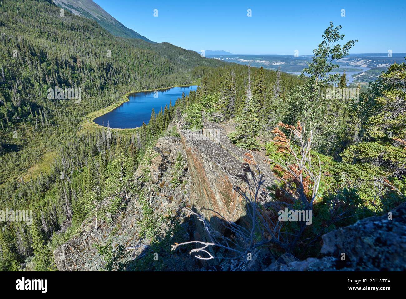 Vista desde la libertad cae camino a un sin nombre nombre del lago y el río Copper en la distancia Foto de stock