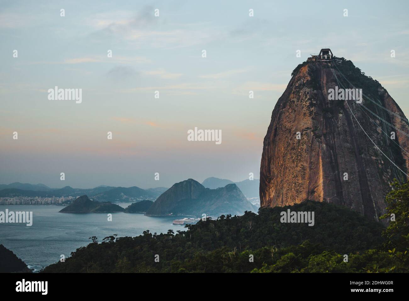 Los teleféricos llegan a la cima de la montaña Sugarloaf / Pão de Açucar al atardecer para ver las vistas sobre las bahías de Río de Janeiro y Niterói, Brasil Foto de stock