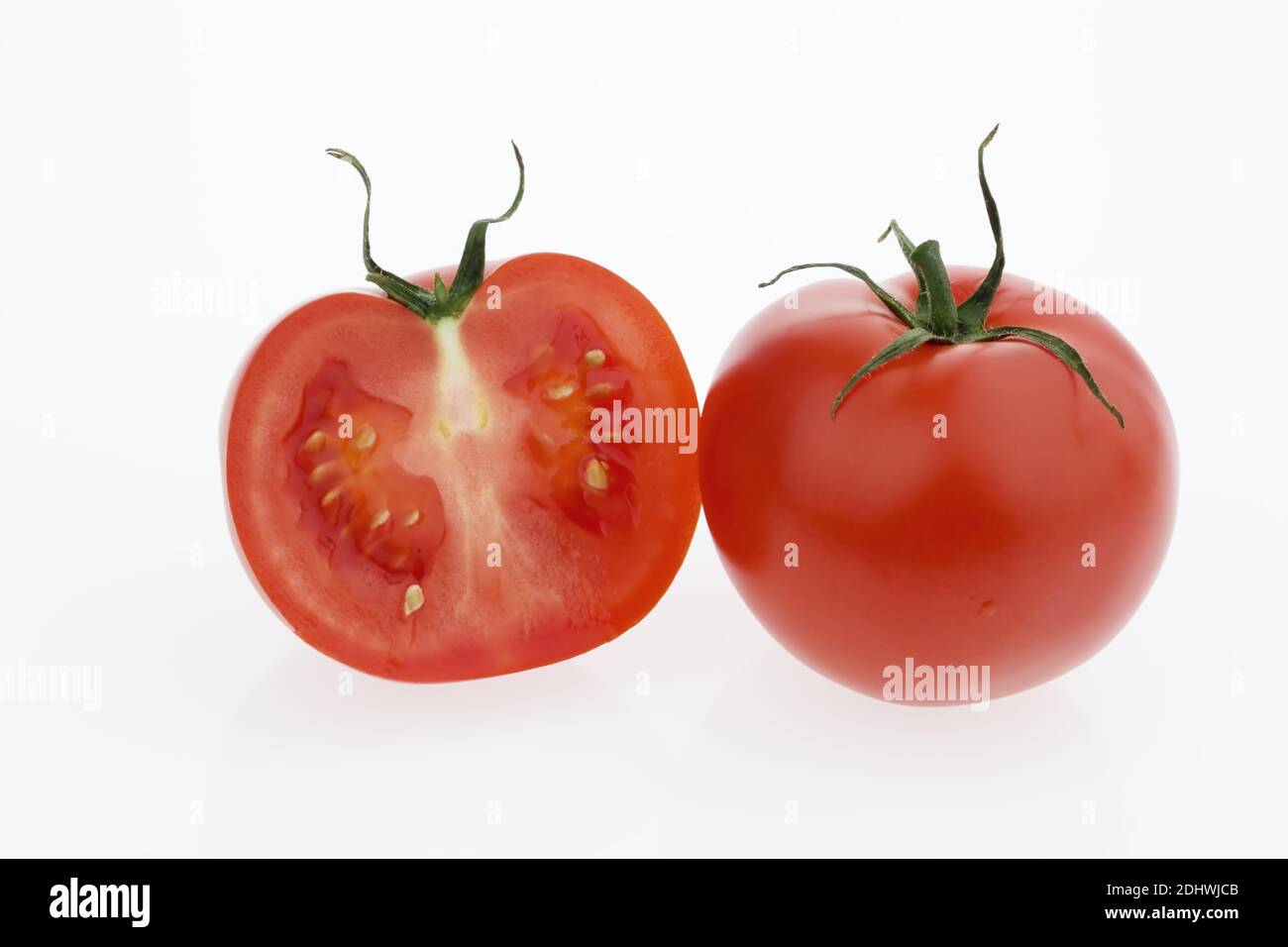 Zwei Tomaten liegt auf einem weissen Hintergrund. Frisches Gemüse zu jeder Saison Foto de stock