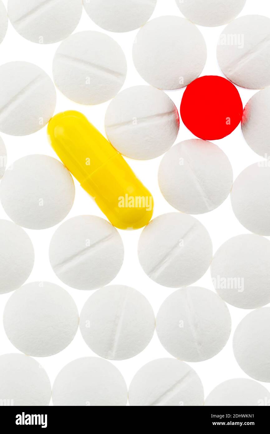 Weiße und buntte Tabletten, Symbolfoto für Medizin, Heilmittel und Tablettensucht Foto de stock