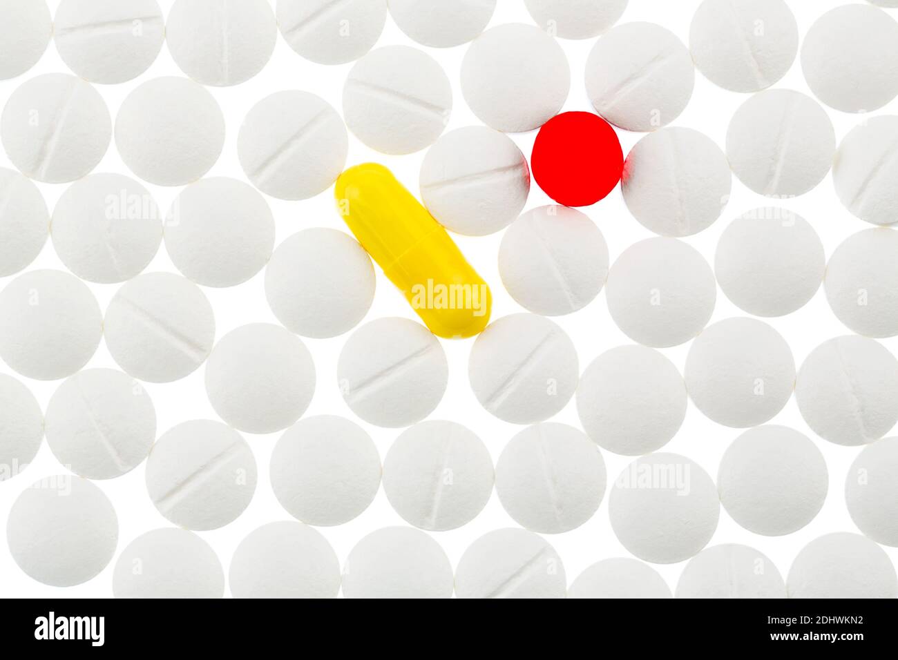 Weiße und buntte Tabletten, Symbolfoto für Medizin, Heilmittel und Tablettensucht Foto de stock