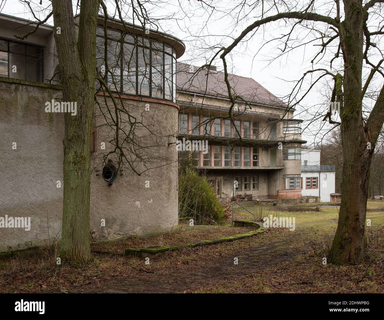 Harzgerode, ehemalige Kinder-Lungenheilstätte 1929-1931 von Godehard Schwethelm, 1998 geschlossen, Treppenrondell des Saalbaues links und Südflügel hi Foto de stock