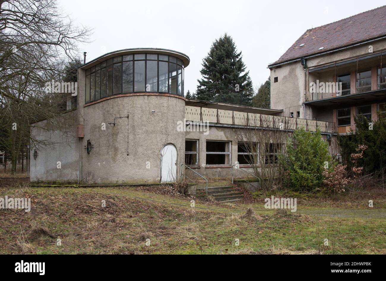 Harzgerode, ehemalige Kinder-Lungenheilstätte 1929-1931 von Godehard Schwethelm, 1998 geschlossen, Saalbau mit Treppenhausrondell rechts Südflügel Foto de stock