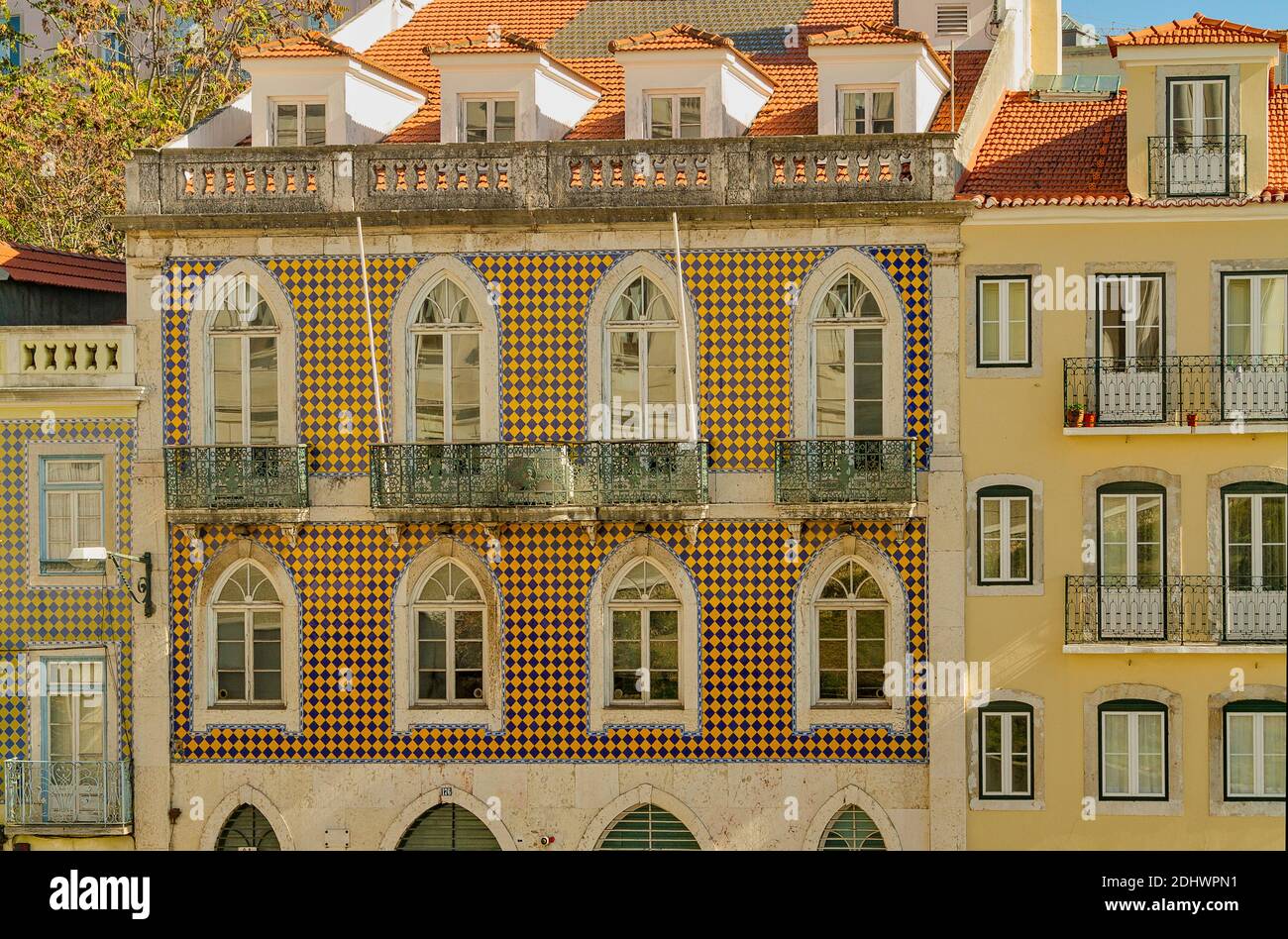 Ventanas y balcones, Lisboa. Foto de stock