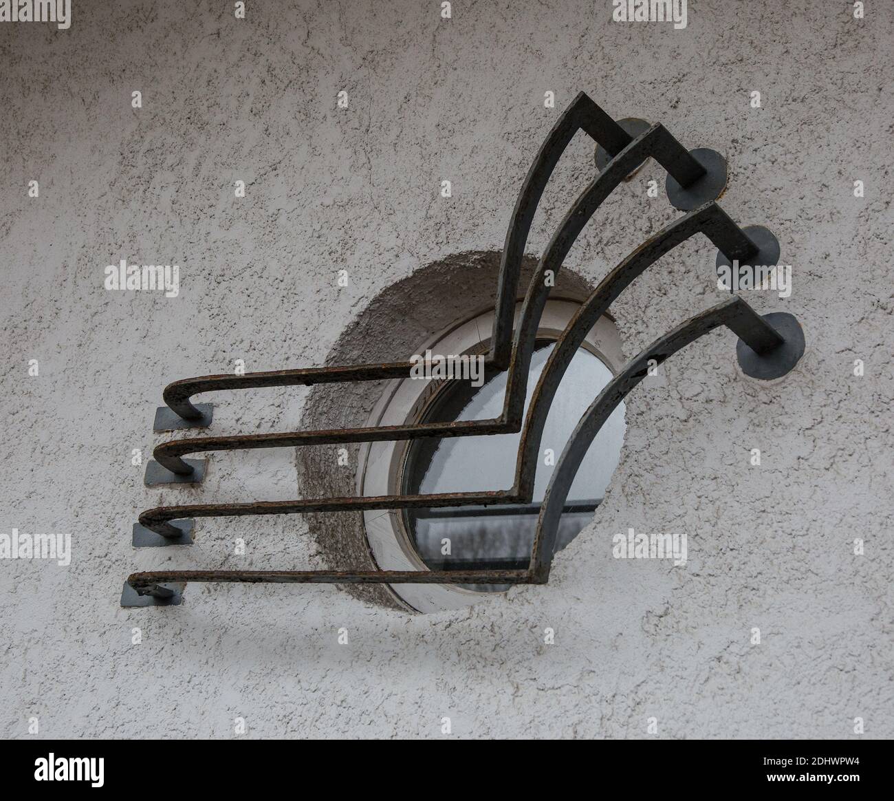 Harzgerode, ehemalige Kinder-Lungenheilstätte 1929-1931 von Godehard Schwethelm, 1998 geschlossen, Nordflügel Loggia im ersten OG, Rundfenster mit exp Foto de stock