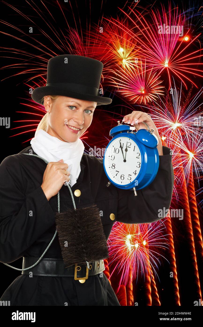 Weiblicher Schornsteinfege - Glücksbringer zu Silvester, Fotomontaje, Wecker zeigt 5 vor 12, Foto de stock