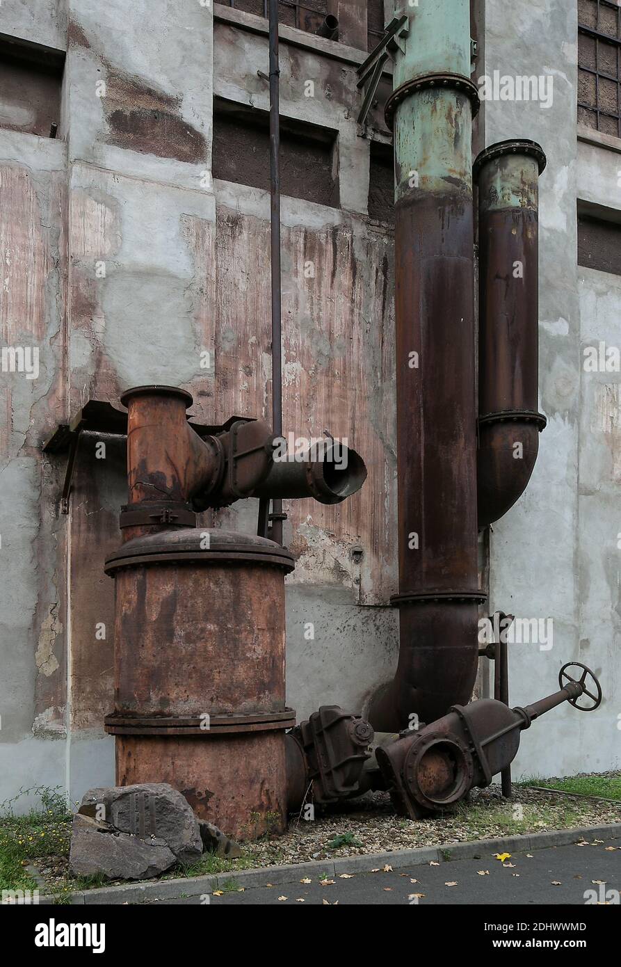 Unterwellenborn, Industriedenkmal Maxhütte, Gasmaschinenzentrale, Südfassade mit Resten der technischen Ausrüstung Foto de stock