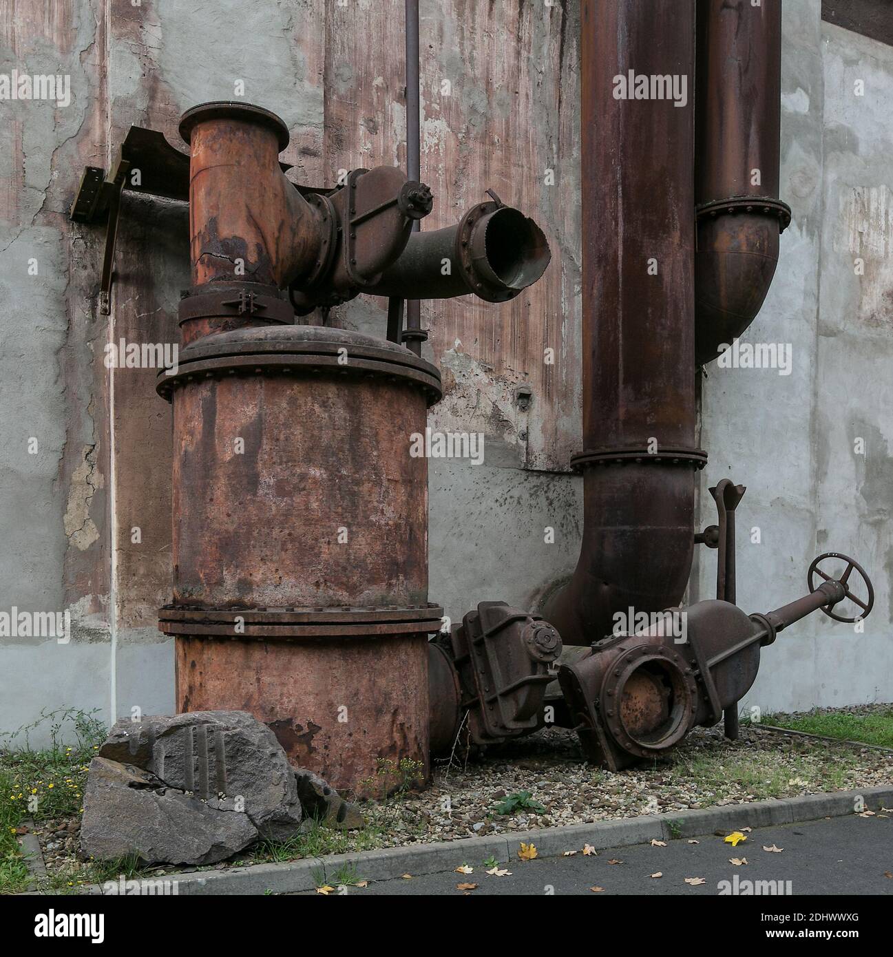 Unterwellenborn, Industriedenkmal Maxhütte, Gasmaschinenzentrale, Südfassade mit Resten der technischen Ausrüstung Foto de stock