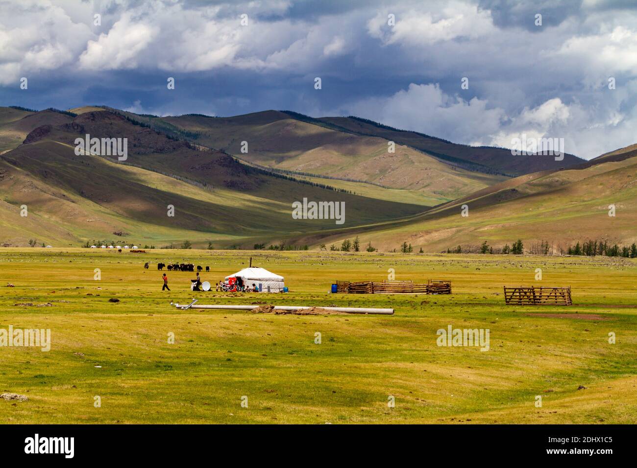 Yurt Camp en el paisaje de Mongolia Foto de stock